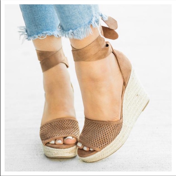 Shoes - SIZE 10✨pinhole wrap espadrille wedges tan